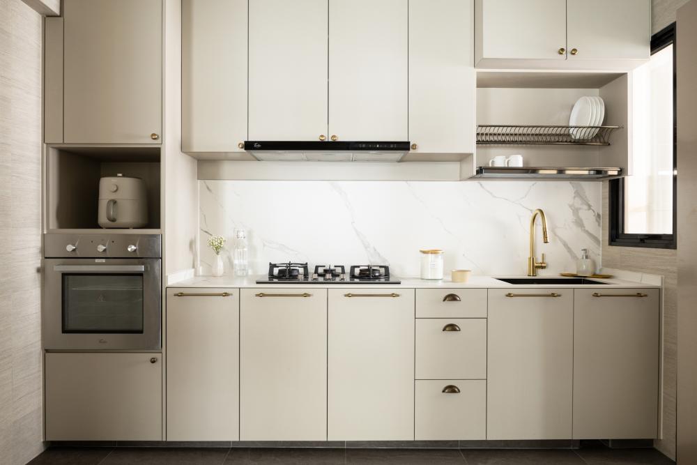 Minimalist Kitchen with Countertop and Kitchen Backsplash
