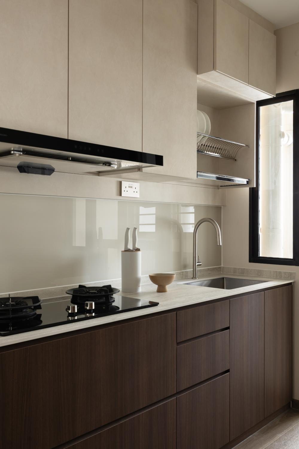 Minimalist Kitchen with Kitchen Backsplash and Kitchen Accessories