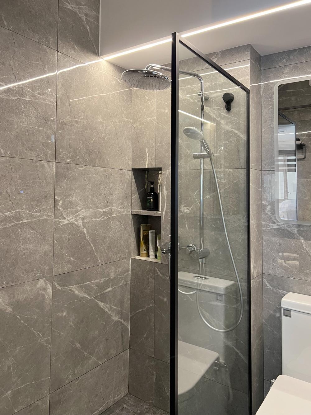 Modern Bathroom with Homogeneous Tiles and Shower Screen