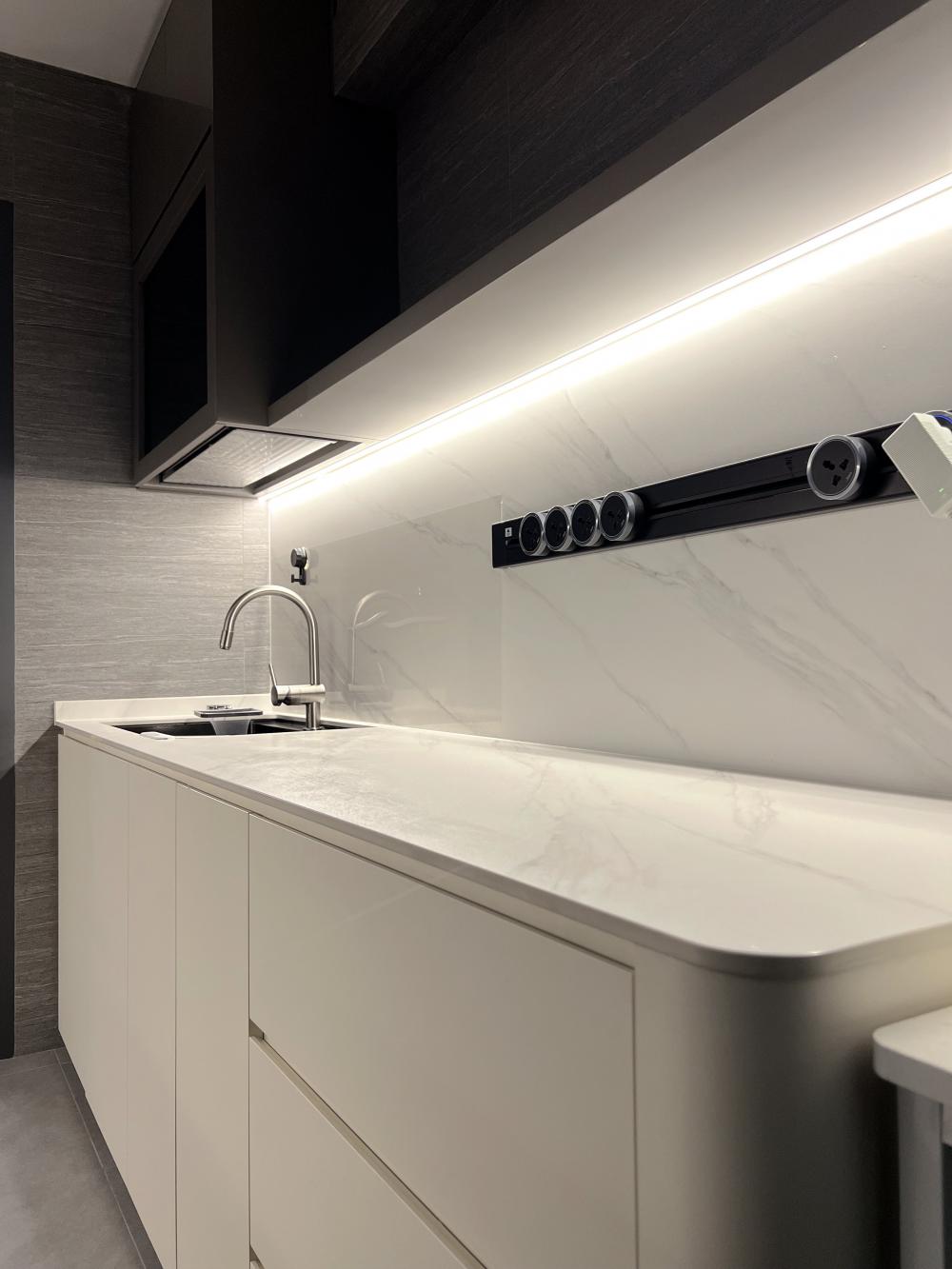 Modern Kitchen with Countertop and Homogeneous Tiles