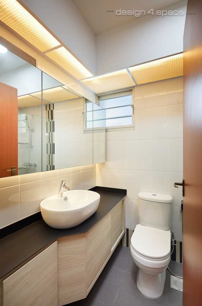 Contemporary Bathroom with Mirror and Bathtub
