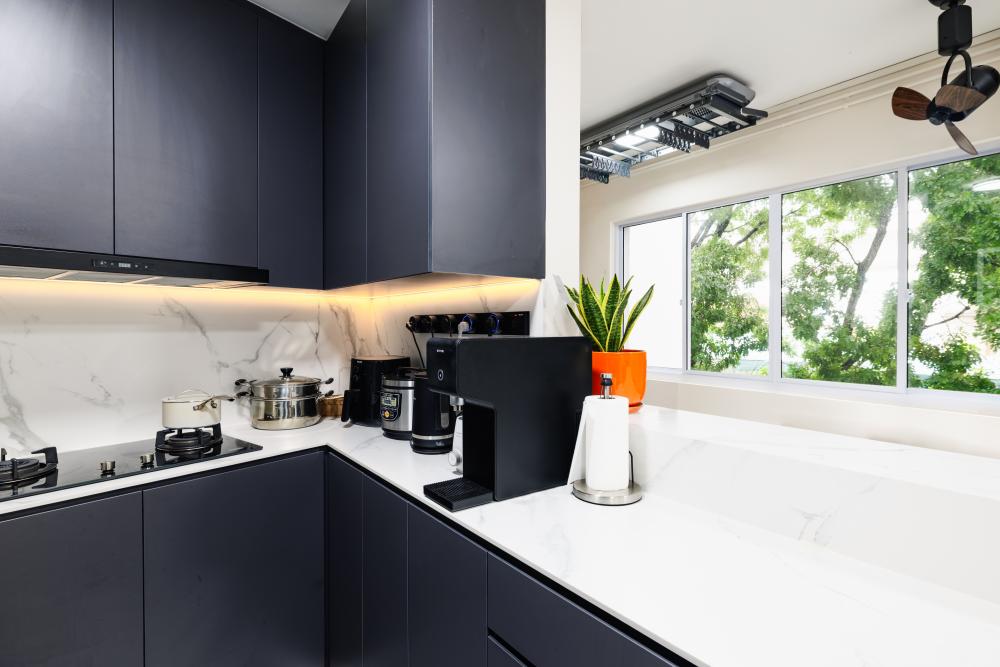 Modern Kitchen with Countertop and Kitchen Island