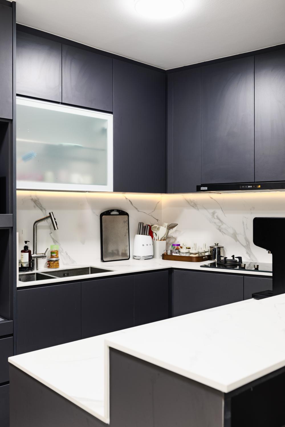 Modern Kitchen with Countertop and Kitchen Backsplash