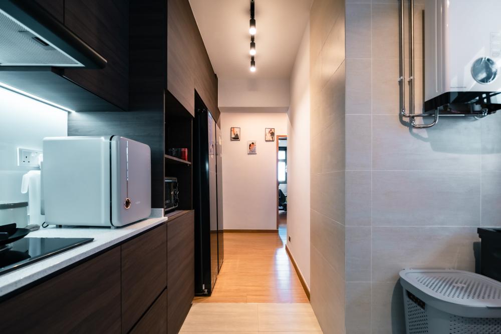 Modern Kitchen with Countertop and Kitchen Backsplash