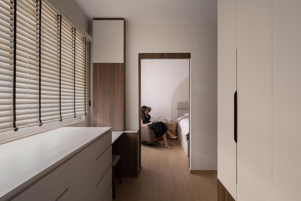Scandinavian Walk-in Wardrobe with Mirror and Wardrobe