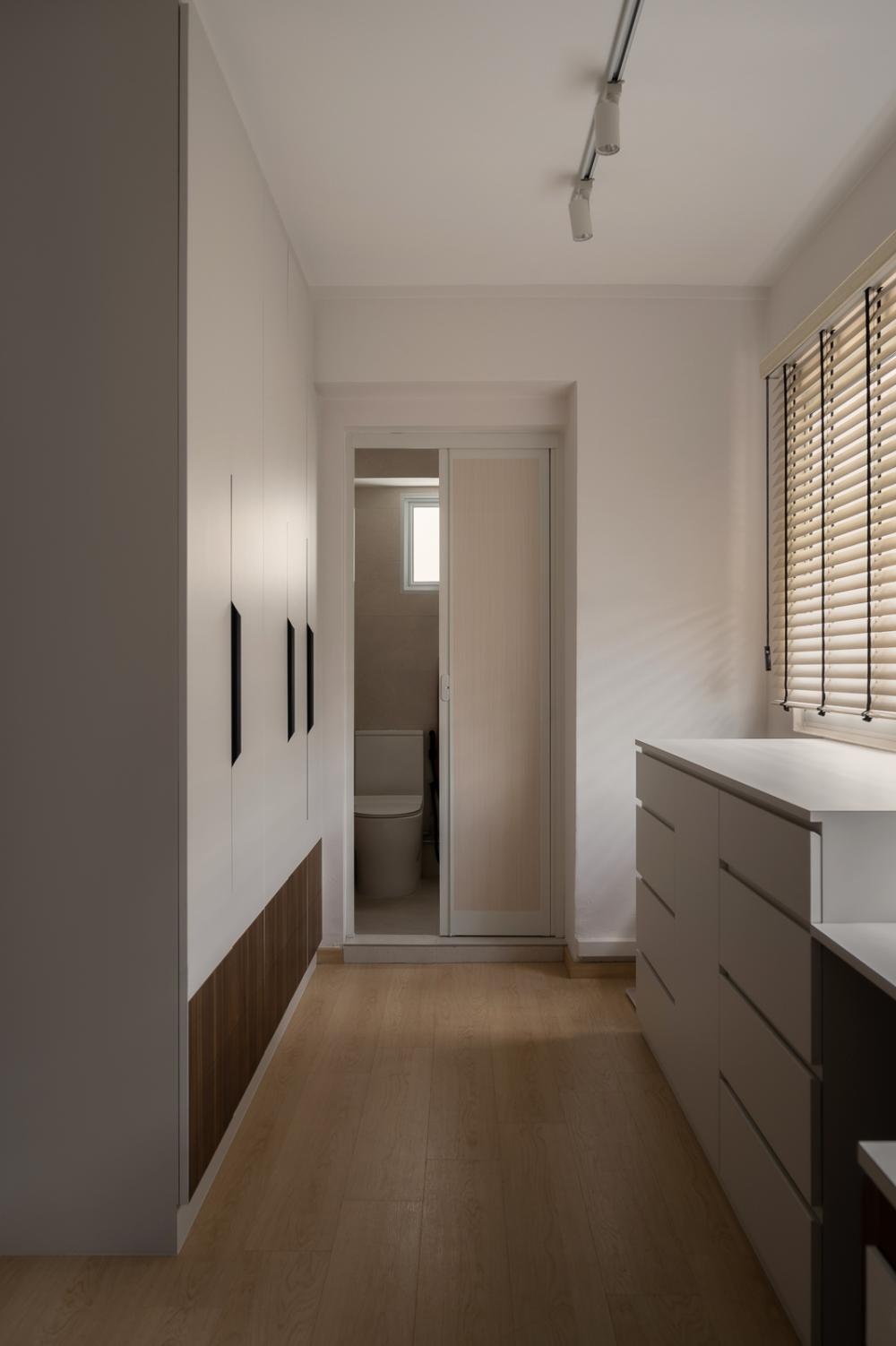 Scandinavian Walk-in Wardrobe with Mirror and Wardrobe