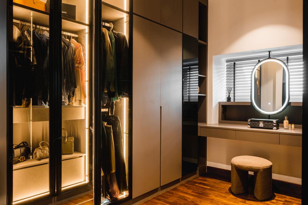 Modern Walk-in Wardrobe with Parquet Floor and Mirror