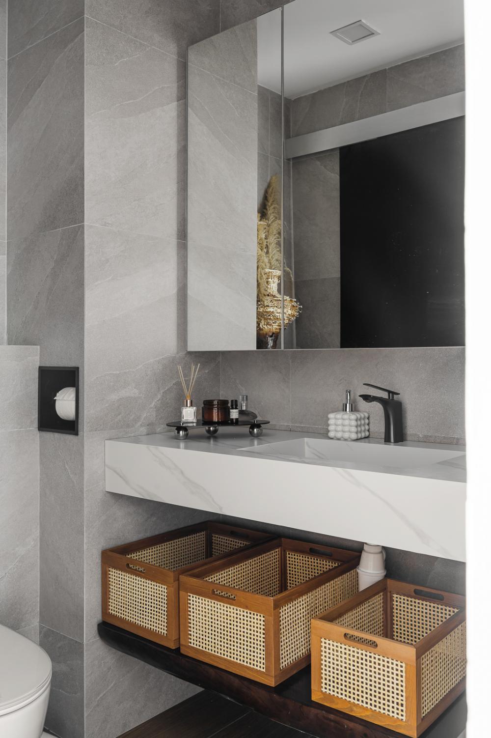 Modern Bathroom with Countertop and Homogeneous Tiles