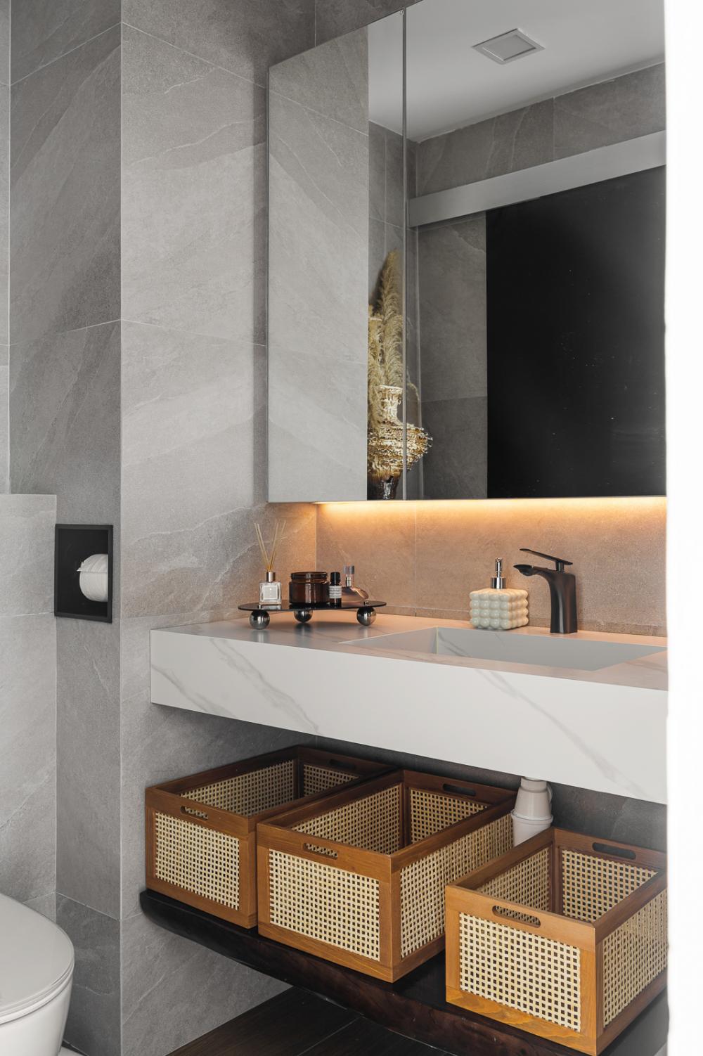 Modern Bathroom with Countertop and Homogeneous Tiles