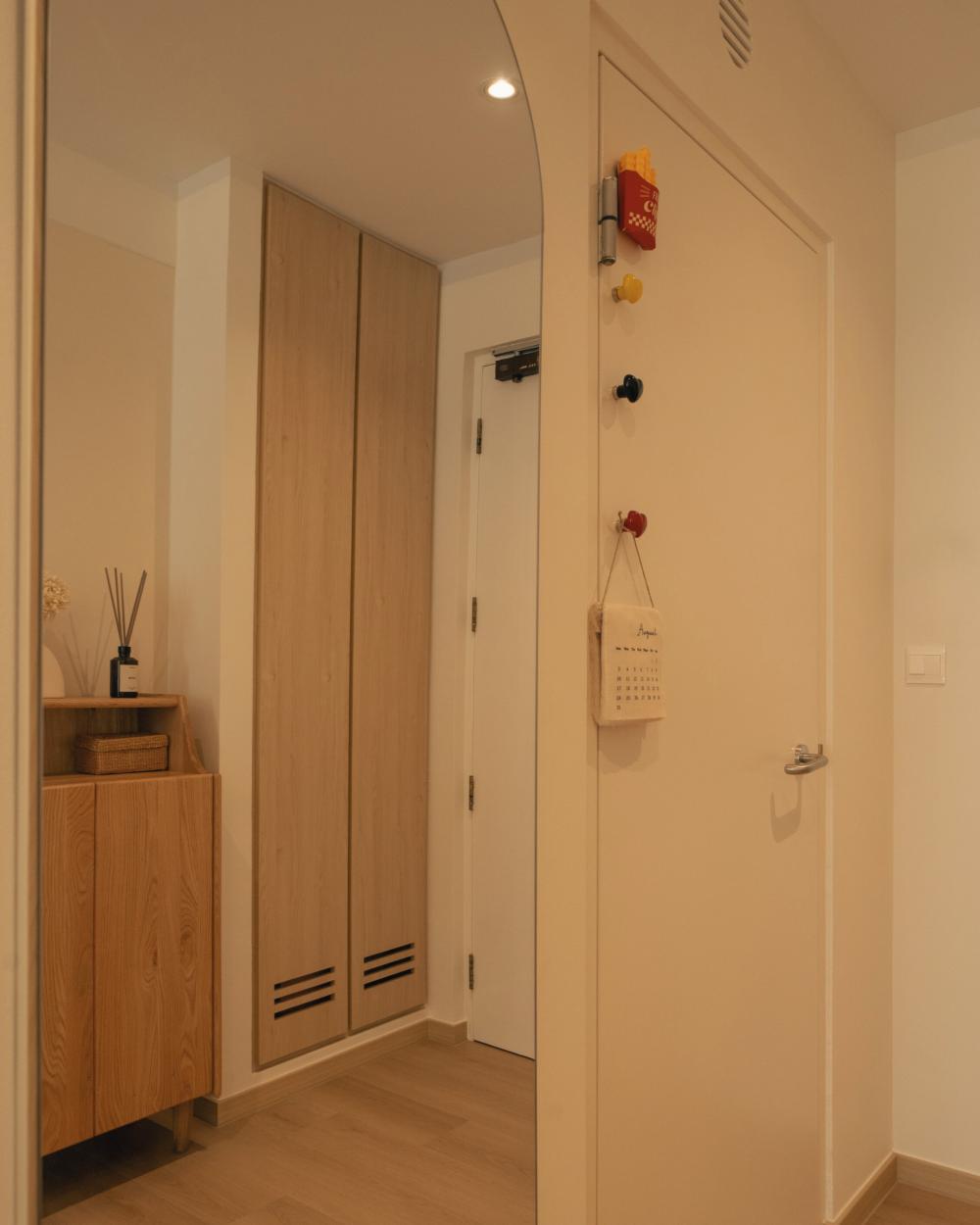 Scandinavian Entryway with Mirror and Seating Bench