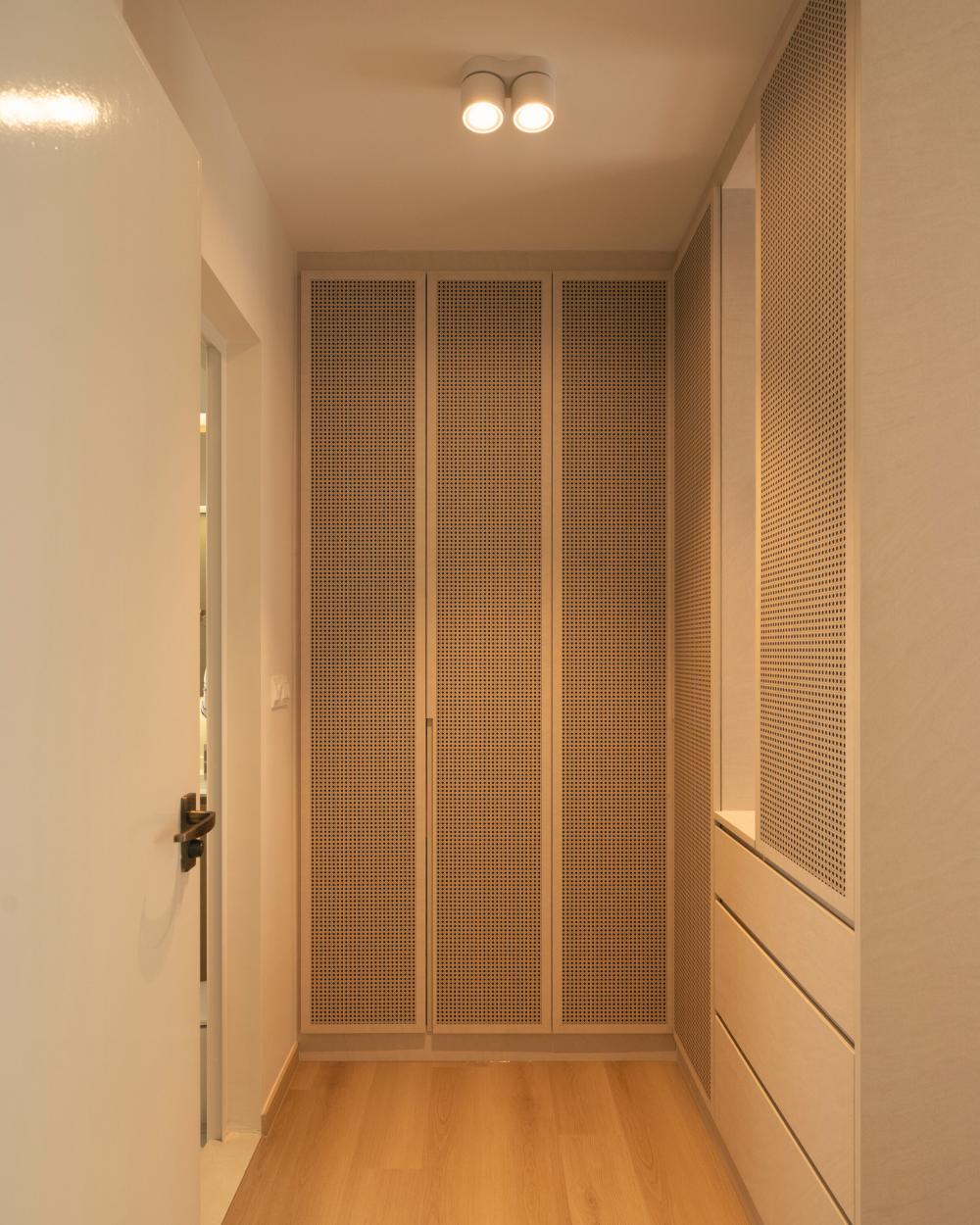 Scandinavian Walk-in Wardrobe with Mirror and Wardrobe