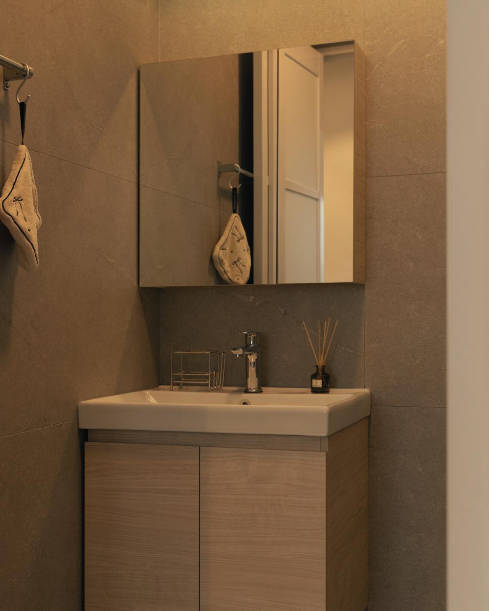 Scandinavian Bathroom with Homogeneous Tiles and Mirror