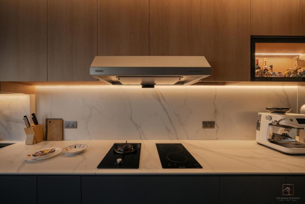 Contemporary Kitchen with Countertop and Kitchen Backsplash