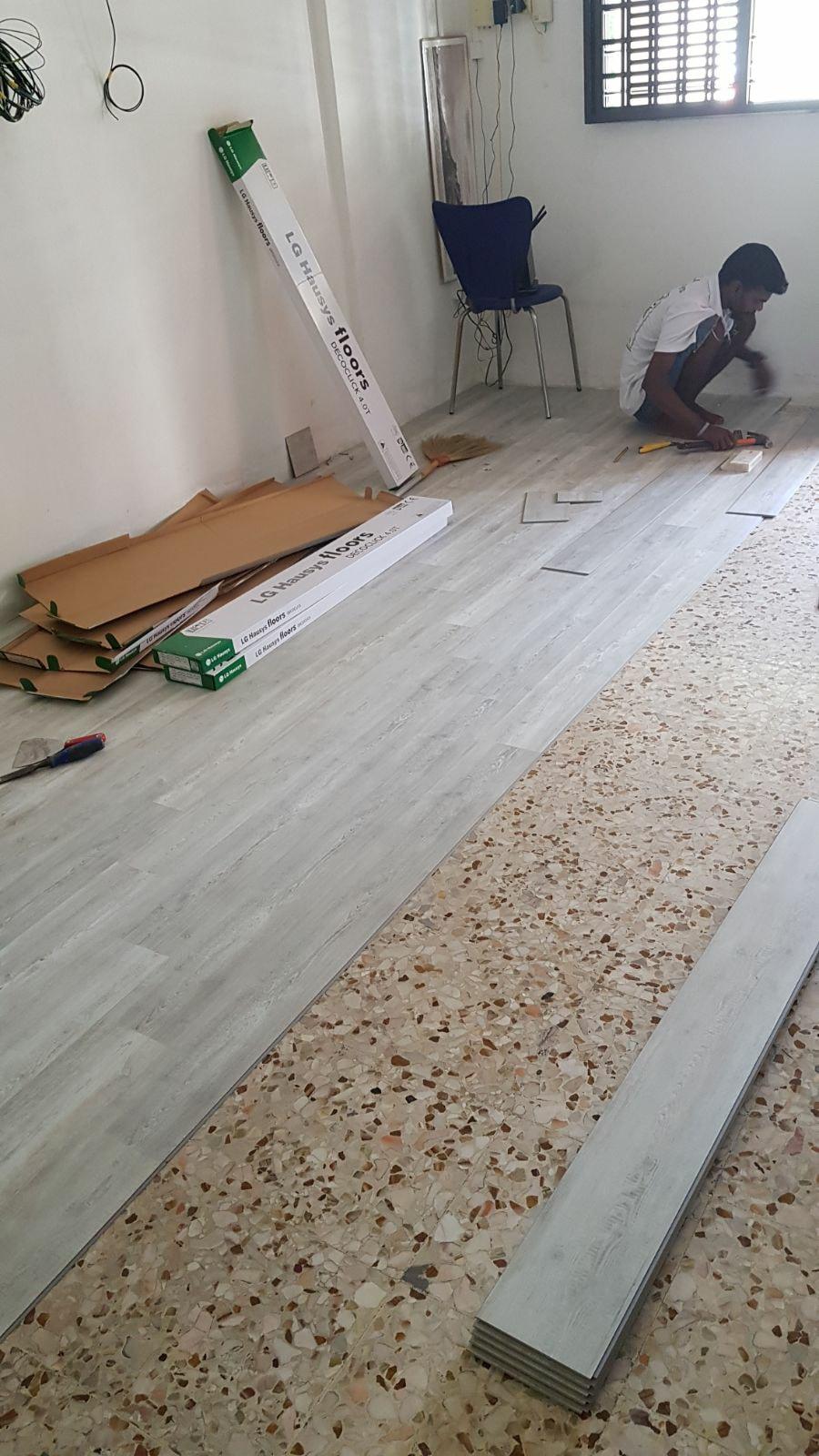 Asian Living Room with Vinyl Flooring and Homogeneous Tiles