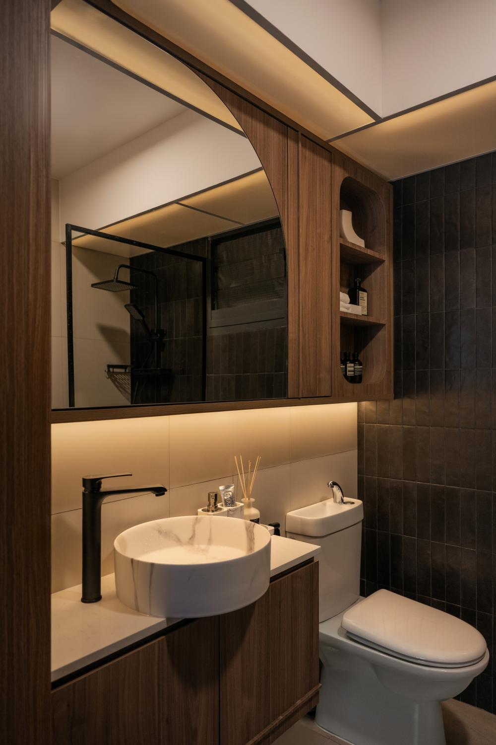 Contemporary Bathroom with Mirror and Vanity Counter