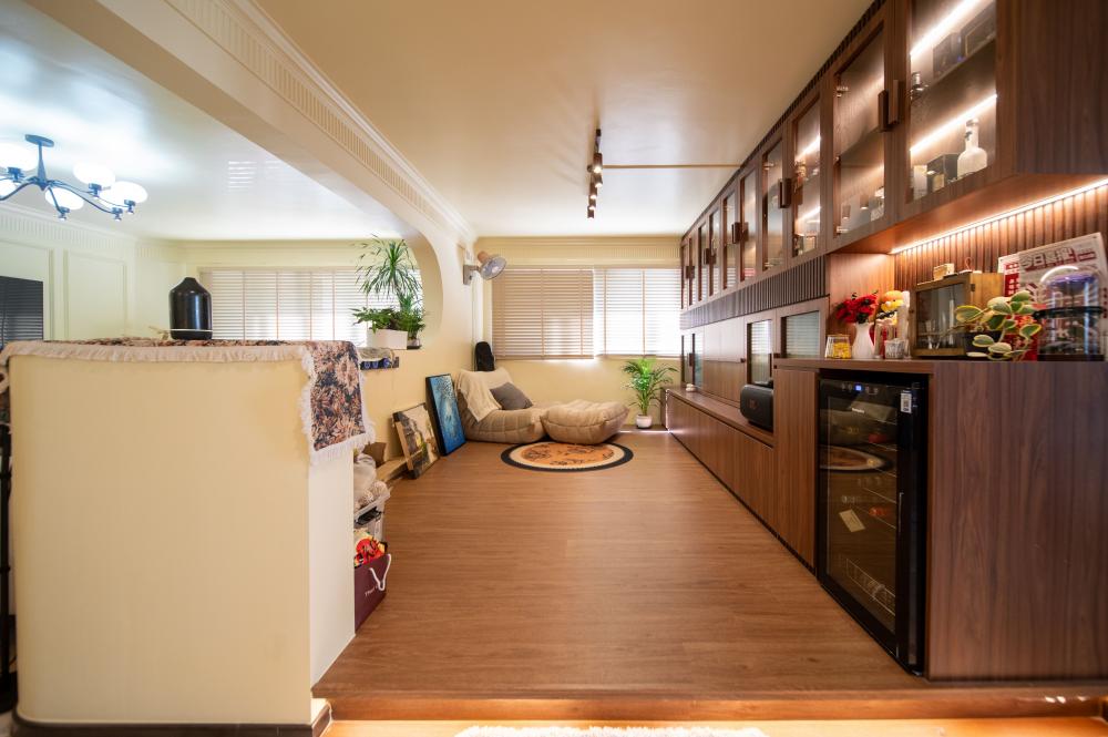 Vintage Living Room with Countertop and Vinyl Flooring