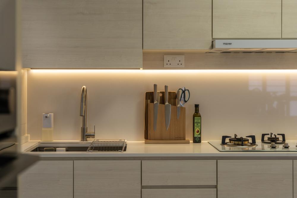Minimalist Kitchen with Open Kitchen and Kitchen Backsplash