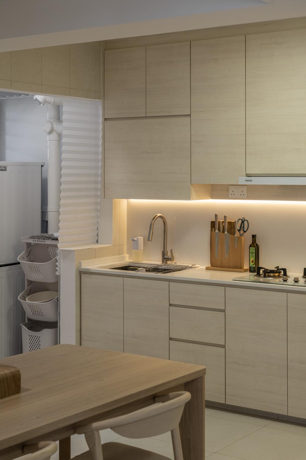 Minimalist Kitchen with Open Kitchen and Kitchen Backsplash