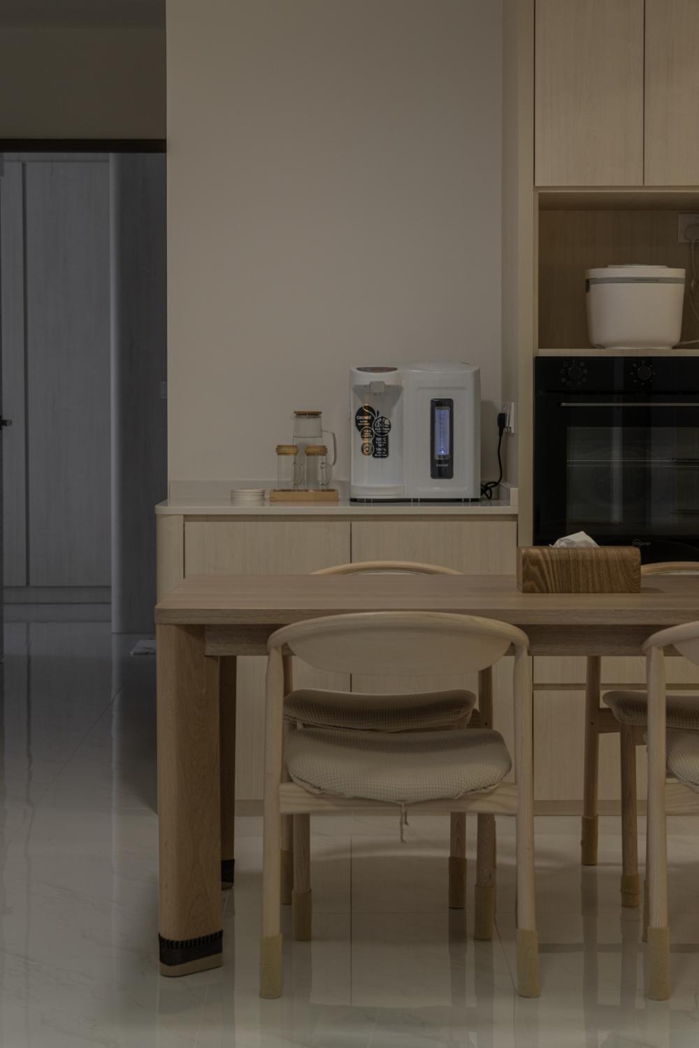 Minimalist Kitchen with Open Kitchen and Kitchen Cabinets