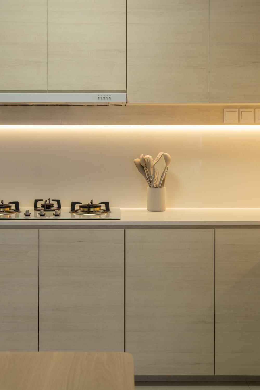 Minimalist Kitchen with Homogeneous Tiles and Kitchen Backsplash