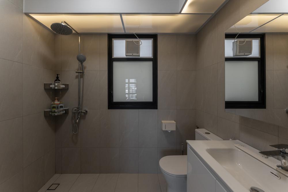 Minimalist Bathroom with Homogeneous Tiles and Mirror