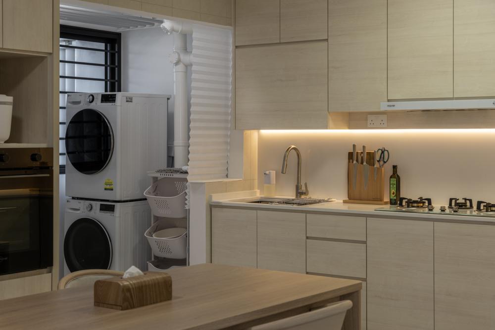 Minimalist Kitchen with Kitchen Backsplash and Kitchen Accessories