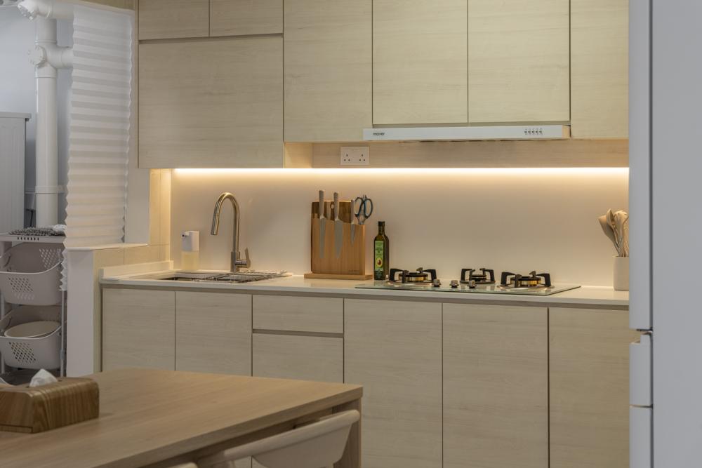 Minimalist Kitchen with Homogeneous Tiles and Open Kitchen