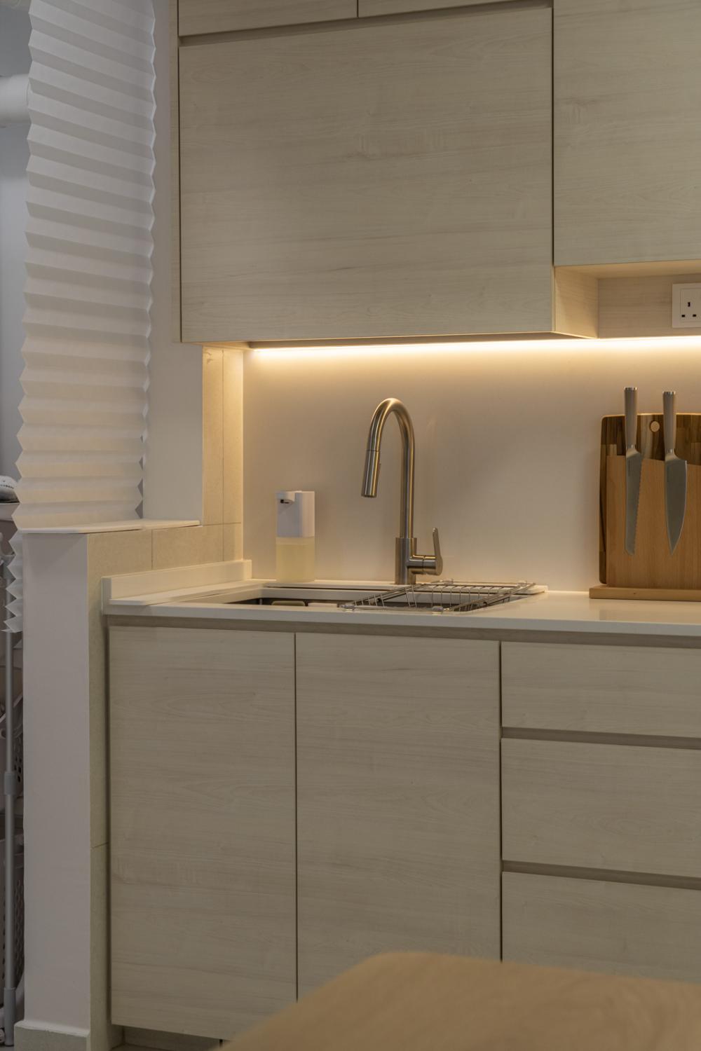 Minimalist Kitchen with Open Kitchen and Kitchen Backsplash