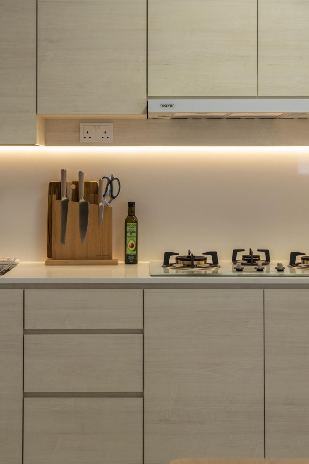Minimalist Kitchen with Open Kitchen and Kitchen Backsplash