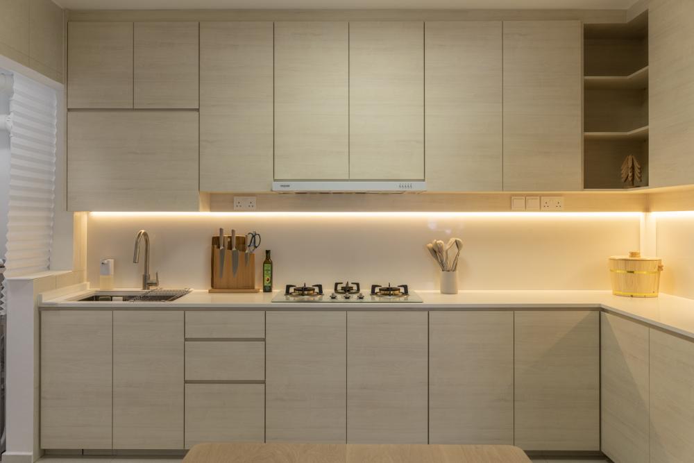 Minimalist Kitchen with Kitchen Backsplash and Kitchen Accessories
