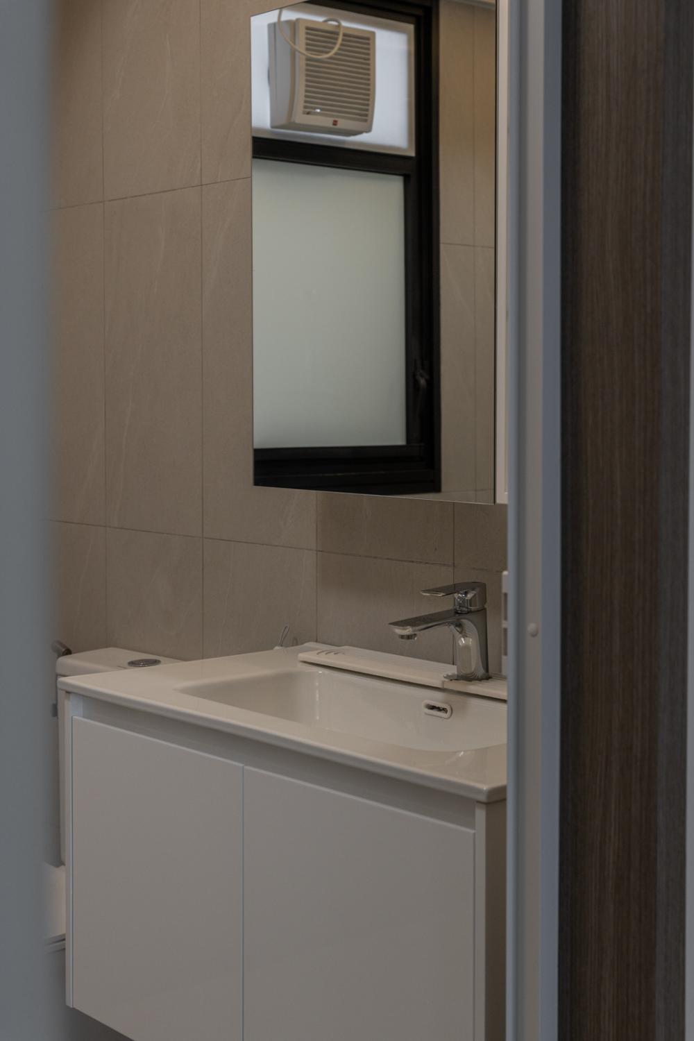 Minimalist Bathroom with Homogeneous Tiles and Mirror