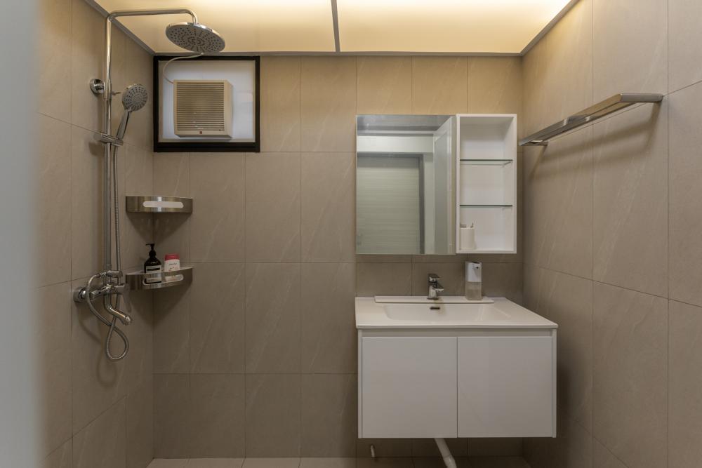Minimalist Bathroom with Homogeneous Tiles and Mirror