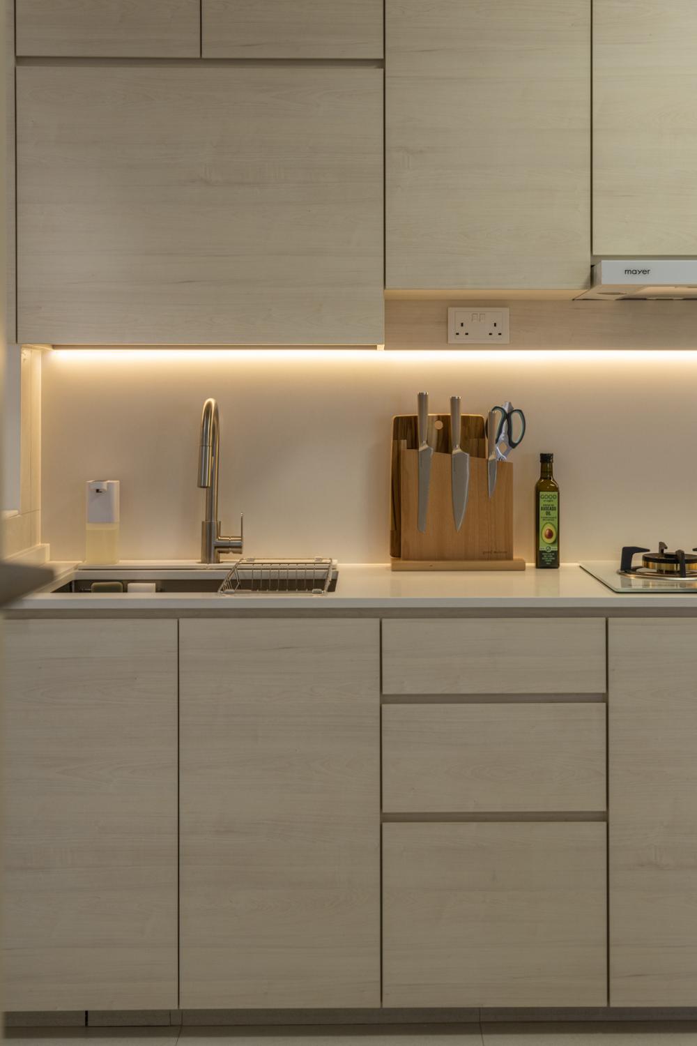 Minimalist Kitchen with Homogeneous Tiles and Open Kitchen