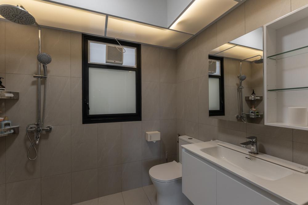 Minimalist Bathroom with Homogeneous Tiles and Mirror