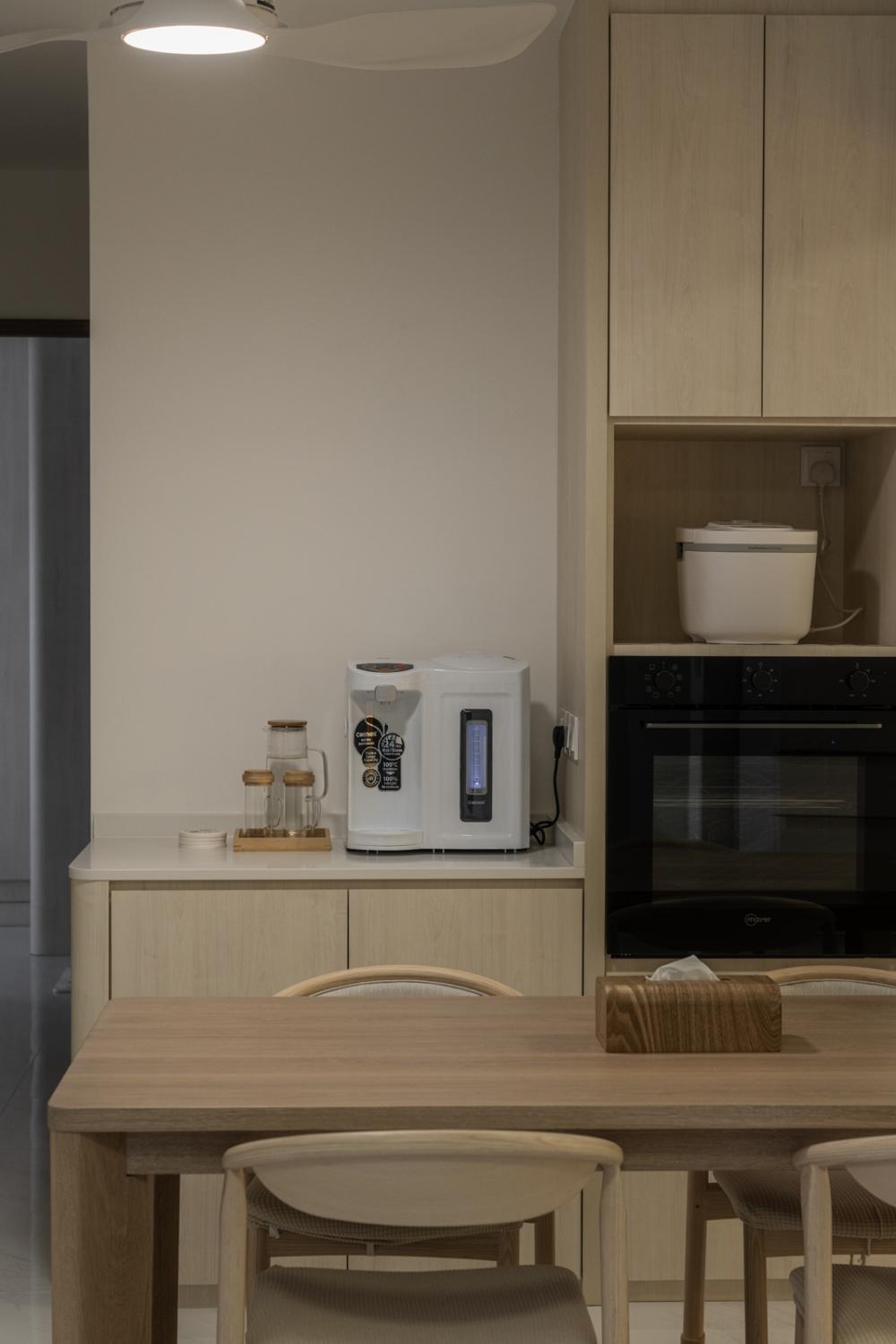 Minimalist Kitchen with Open Kitchen and Kitchen Backsplash