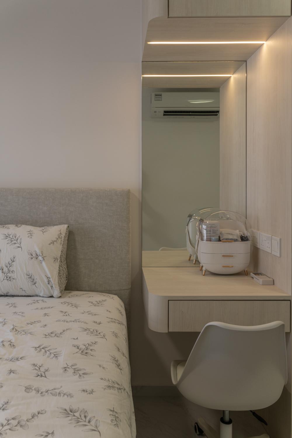 Minimalist Bedroom with Homogeneous Tiles and Queen Bed
