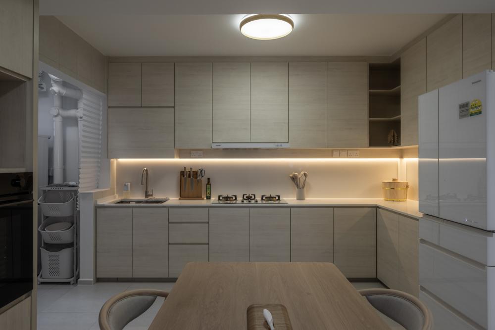 Minimalist Kitchen with Homogeneous Tiles and Kitchen Backsplash