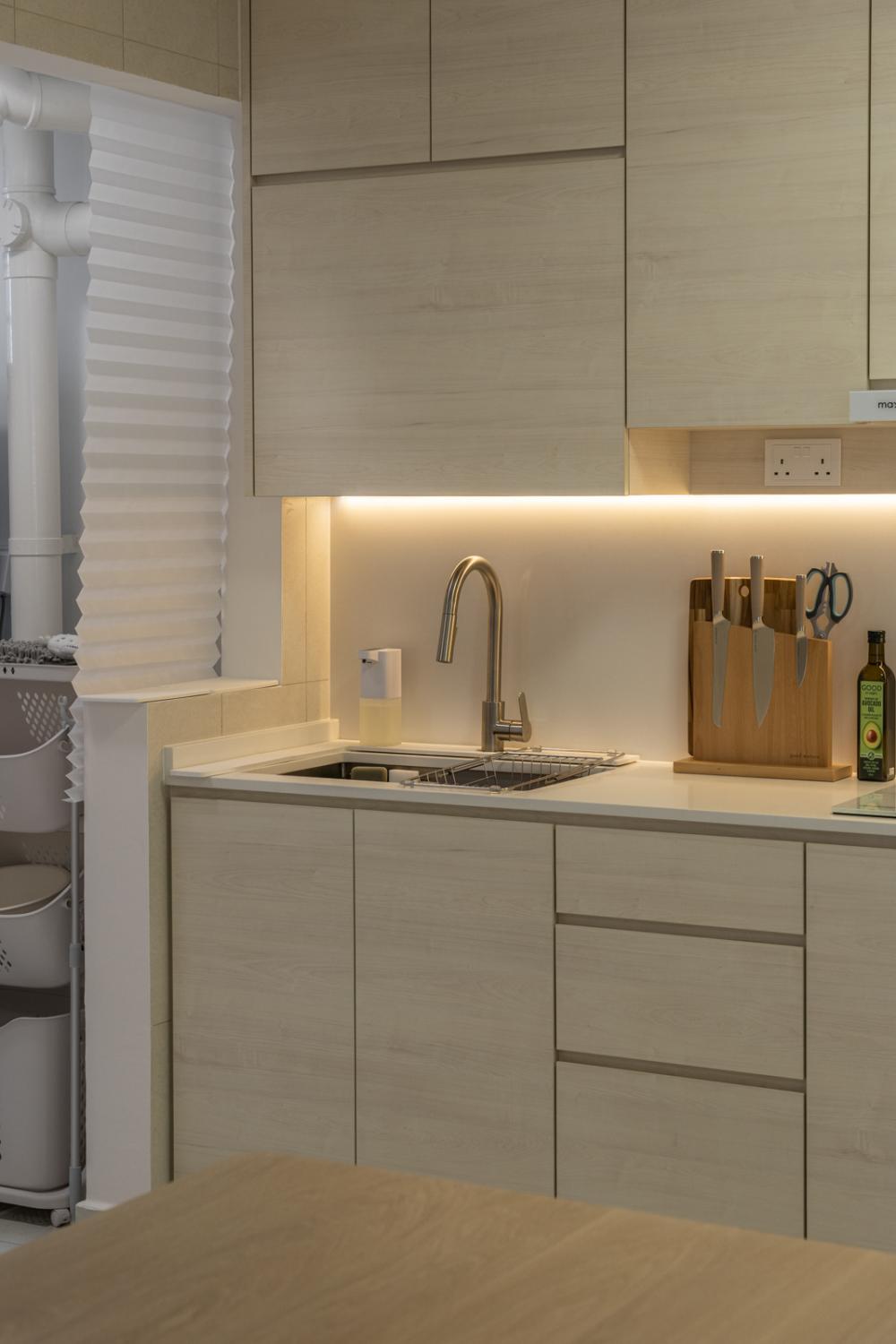 Minimalist Kitchen with Open Kitchen and Kitchen Backsplash