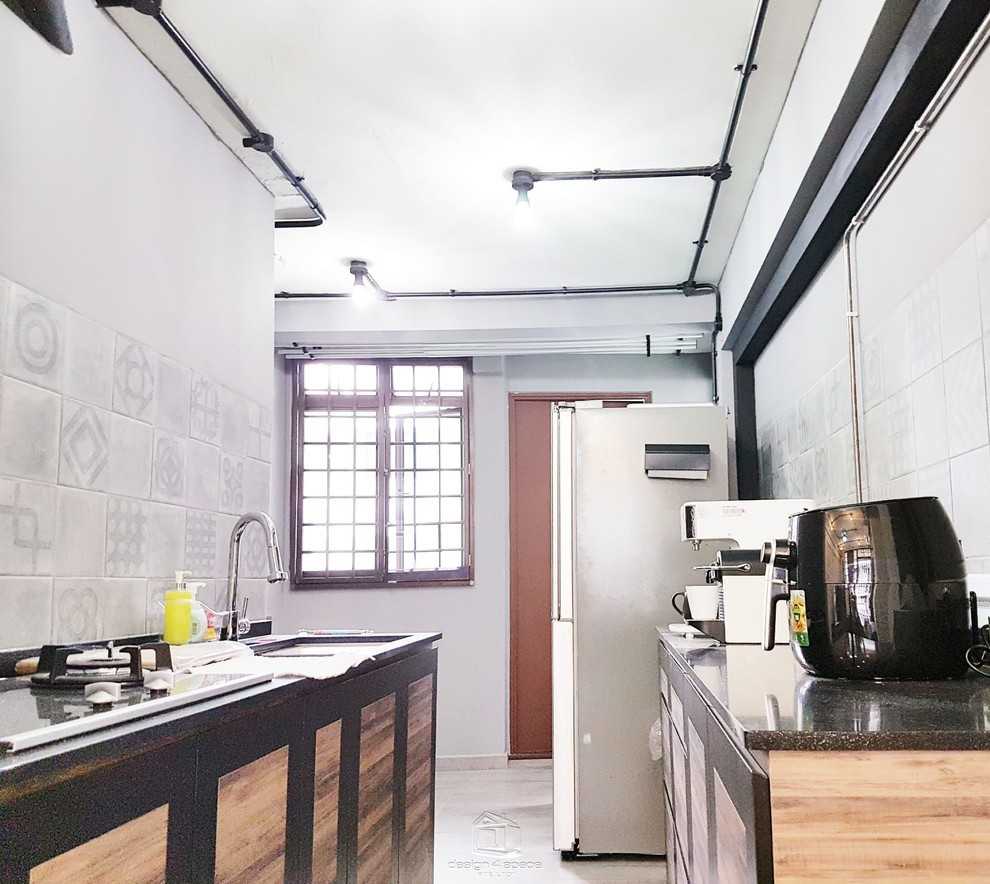 Minimalist Kitchen with Homogeneous Tiles and Kitchen Window