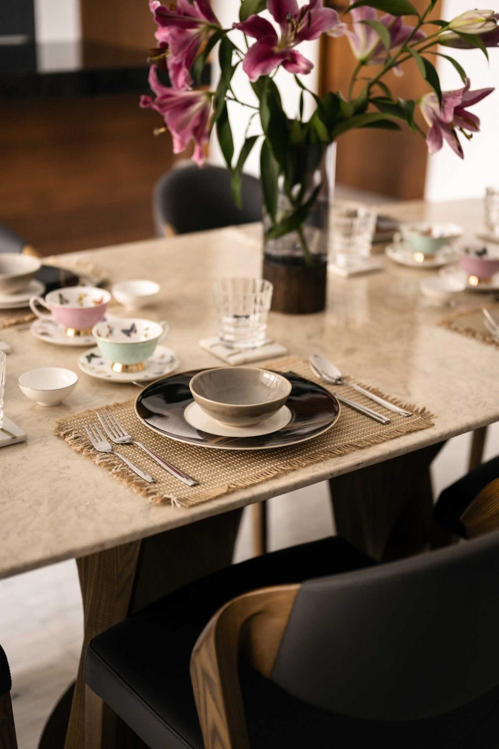 Modern Dining Room with Dining Table and Dining Chairs
