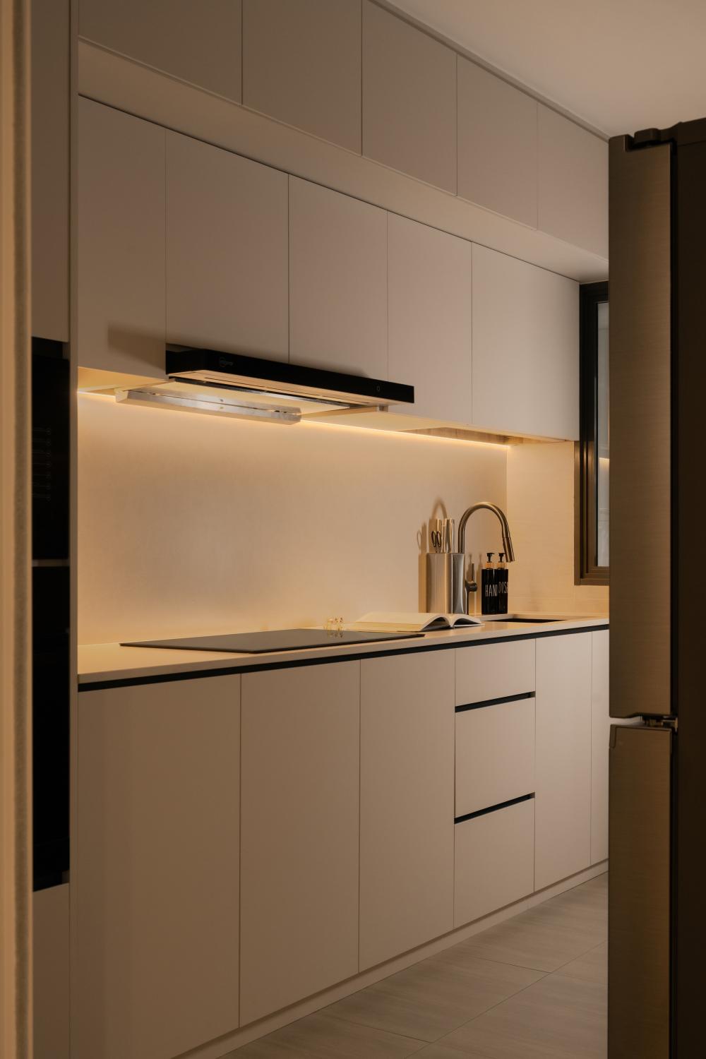 Minimalist Kitchen with Kitchen Backsplash and Storage Cabinets