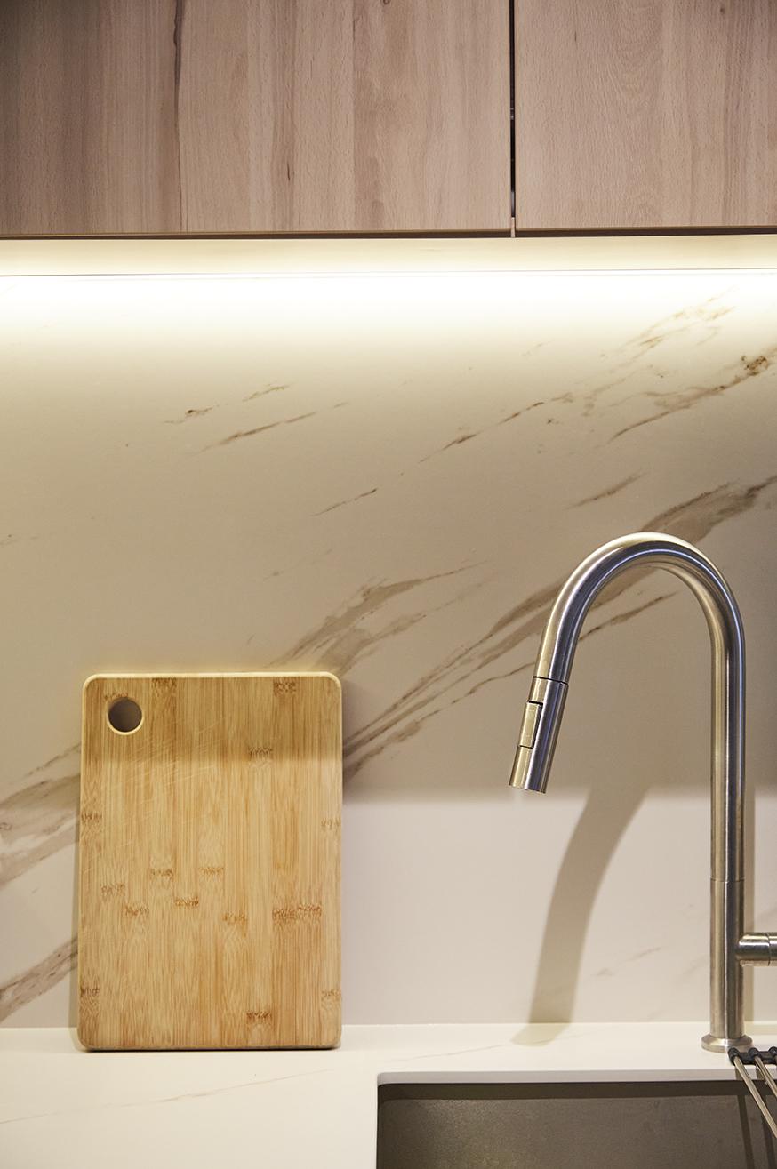 Minimalist Kitchen with Open Kitchen and Kitchen Backsplash