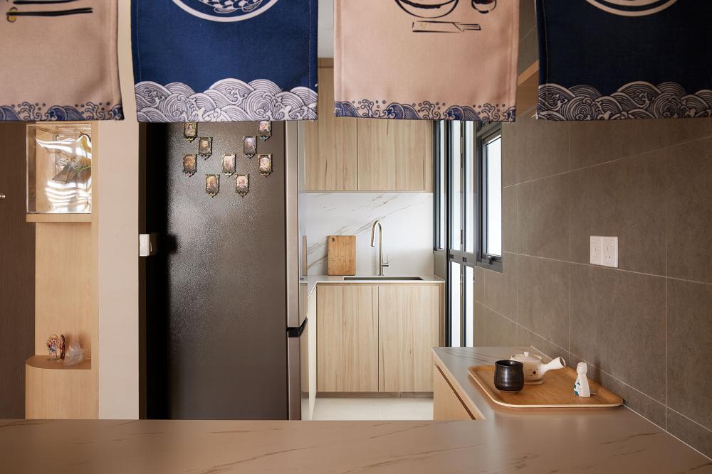 Minimalist Kitchen with Countertop and Open Kitchen