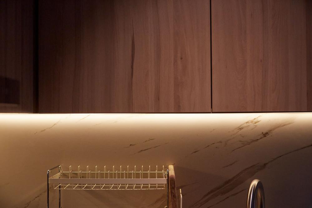 Minimalist Kitchen with Open Kitchen and Kitchen Backsplash