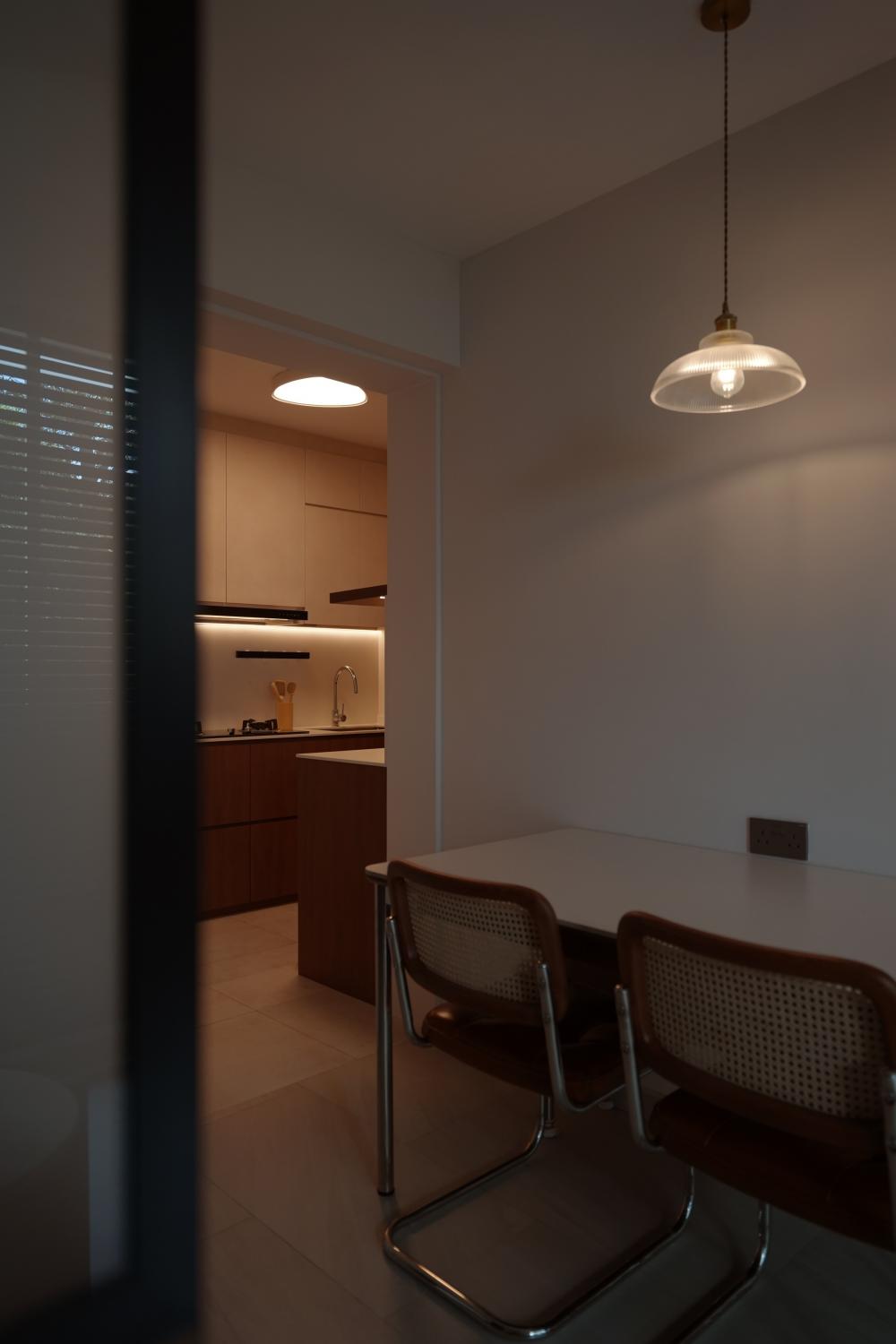 Modern Dining Room with Dining Table and Dining Chairs