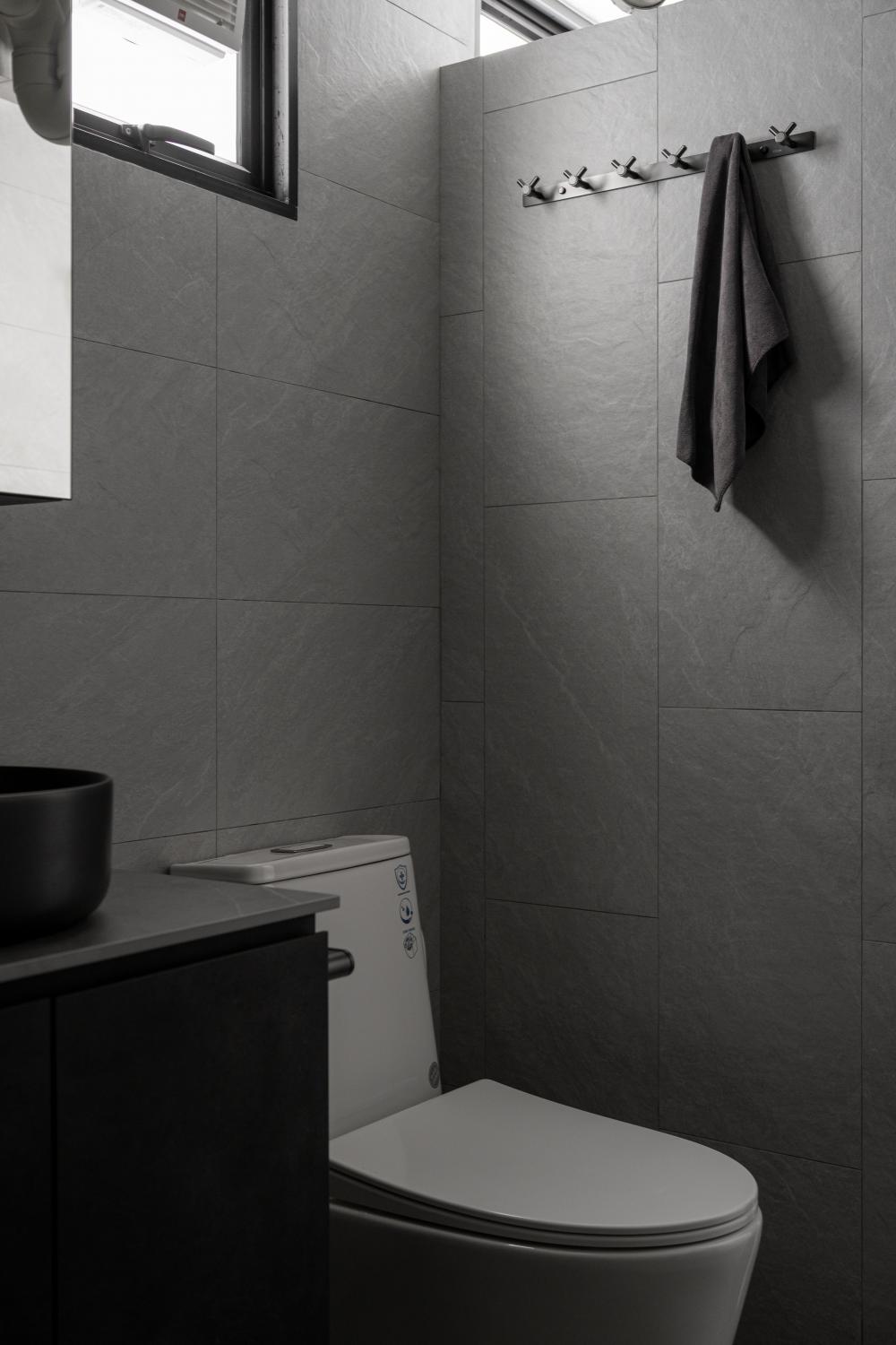 Modern Bathroom with Mirror and Bathroom Storage