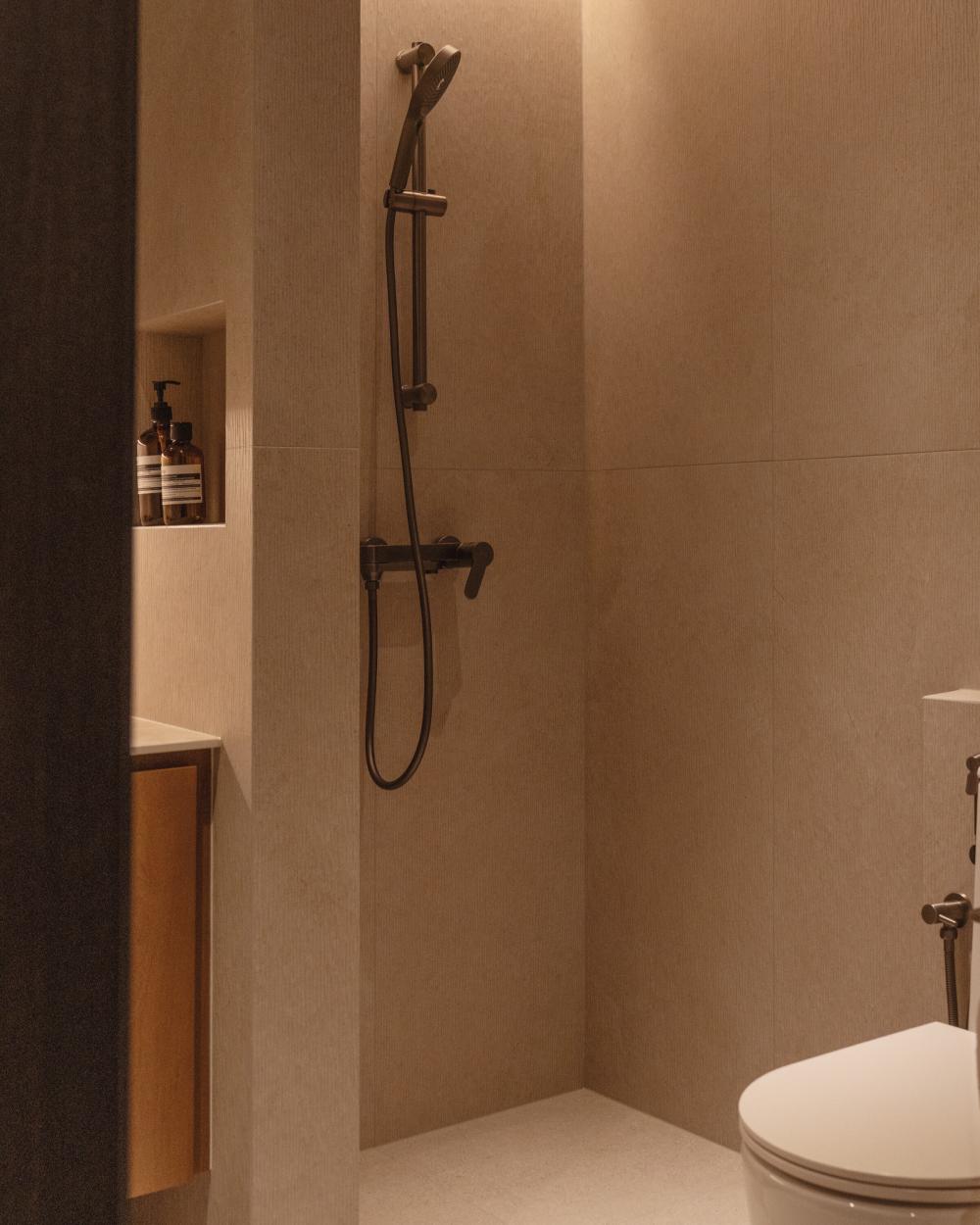Contemporary Bathroom with Homogeneous Tiles and Mirror