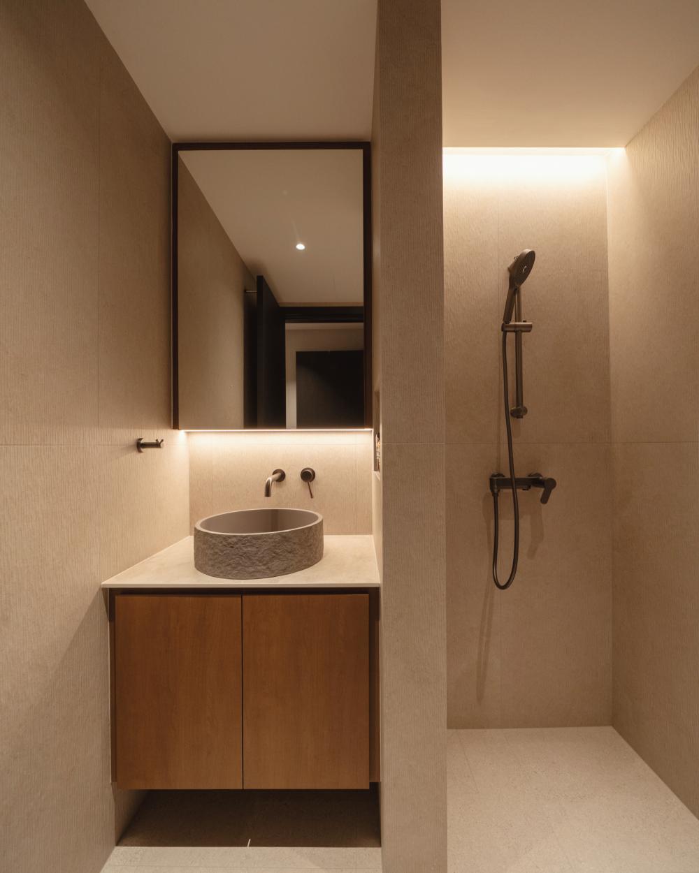 Contemporary Bathroom with Mirror and Bathroom Storage