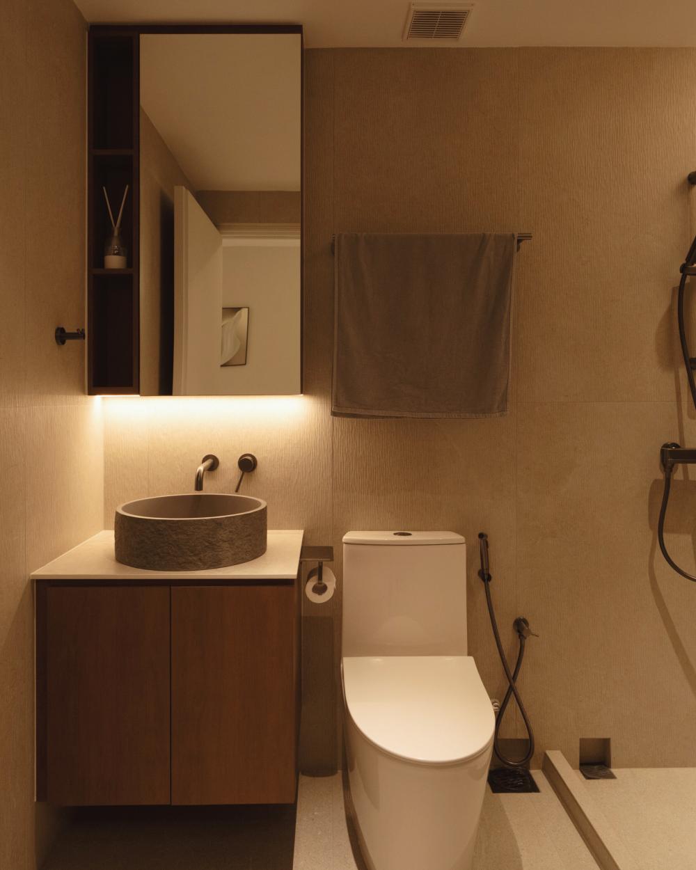 Contemporary Bathroom with Homogeneous Tiles and Mirror