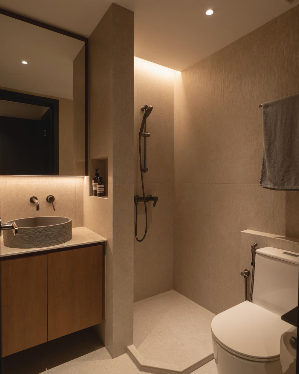Contemporary Bathroom with Mirror and Bathroom Storage